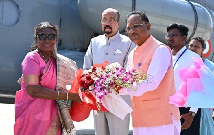 राष्ट्रपति श्रीमती द्रौपदी मुर्मू का भिलाई के हेलीपैड पर राज्यपाल एवं मुख्यमंत्री ने किया स्वागत