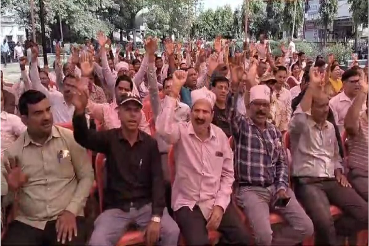 आज छत्तीसगढ़ के 1 लाख 80 हजार शिक्षक हड़ताल पर, वेतन विसंगति-पदोन्नति सहित 5 मांगों को लेकर प्रदर्शन, पढ़ाई प्रभावित
