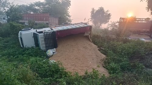 नेशनल हाईवे किनारे टायर बदल रहे 4 लोगों को तेज रफ्तार ट्रक ने रौंदा, एक घायल भेजा गया अस्पताल नेशनल हाईवे किनारे टायर बदल रहे 4 लोगों को तेज रफ्तार ट्रक ने रौंदा, एक घायल भेजा गया अस्पताल