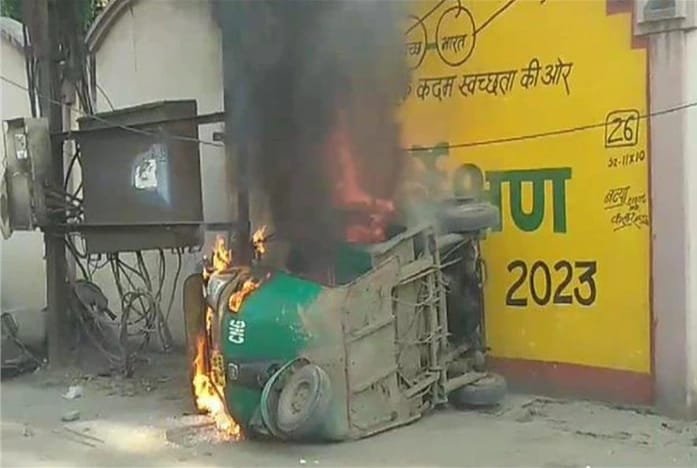पटाखा फोड़ने पर दो समुदाय में तनाव, वाहनों में तोड़फोड़ कर लगाई आग, जमकर लगे नारे पटाखा फोड़ने पर दो समुदाय में तनाव, वाहनों में तोड़फोड़ कर लगाई आग, जमकर लगे नारे