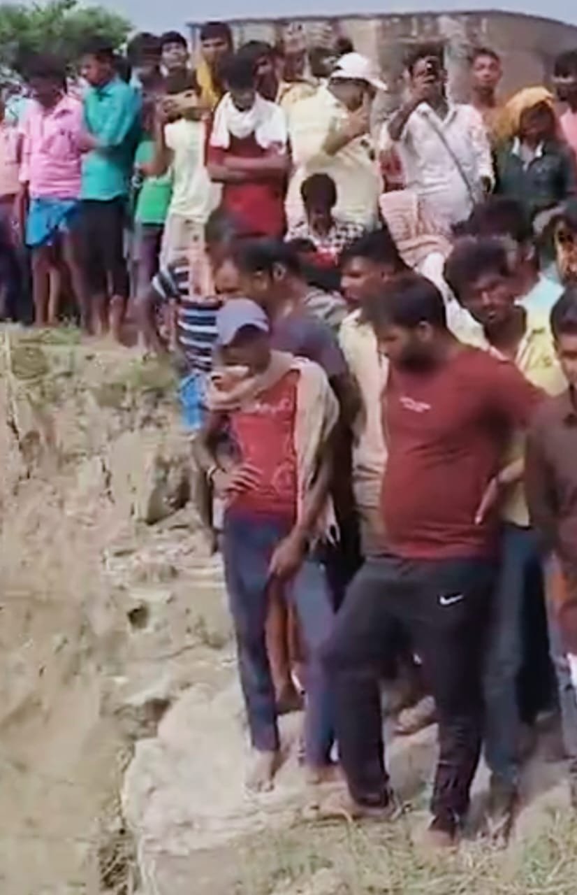 छठ के पहले बड़ा हादसा : गंगा में पलटी नाव, 8 लापता, रैस्क्यू जारी, बचकर आया किसान बोला- “ओवरलोडेड नाव में छेद था, महिलाएं और बच्चे भी थे सवार”