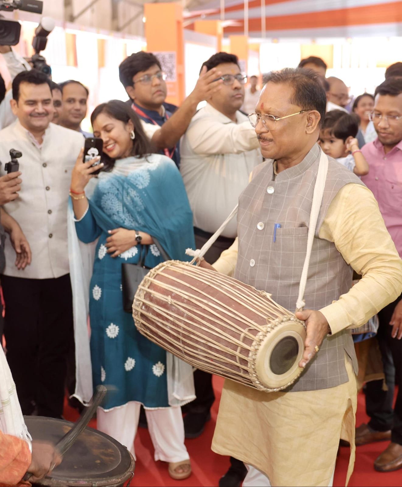 मुख्यमंत्री साय ने मांदर बजाकर वादकों का बढ़ाया उत्साह, परंपरागत वाद्ययंत्रों को सुना