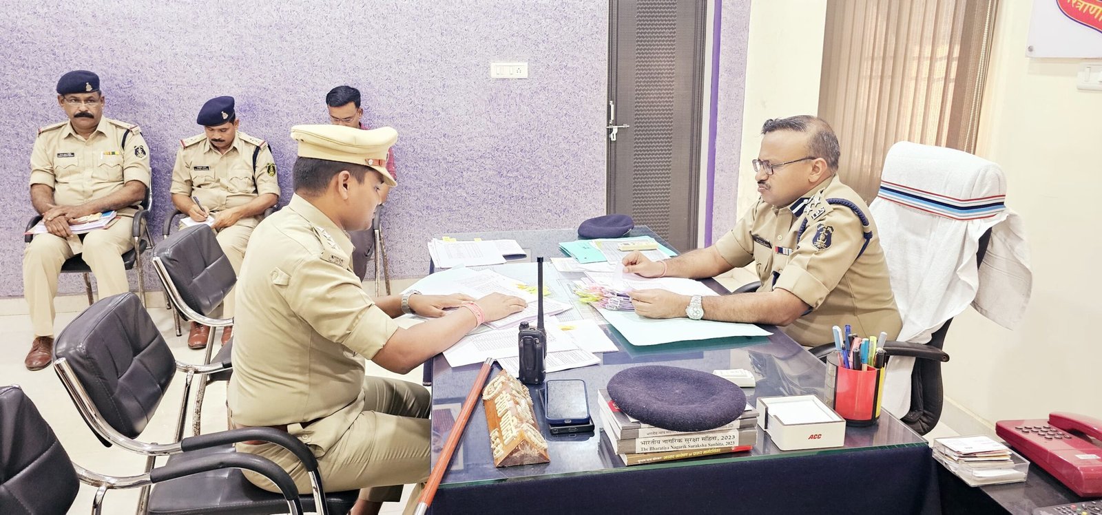 IG दुर्ग रेंज पहुंचे छावनी अनुभाग, कार्य पेंडिंग रखने वाले टीआई को लगाई फटकार, 🔴चाकूबाजी, अड़ेबाजो व असामाजिक तत्वों के खिलाफ सख्त कार्यवाही करने के दिए निर्देश