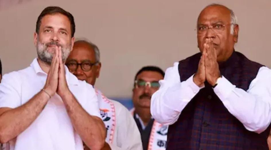 मंच पर राहुल गांधी और खड़गे हाथ जोड़ खड़े रहे, महाविकास आघाड़ी की चुनावी रैली में गाया गया सावरकर का लिखा गीत