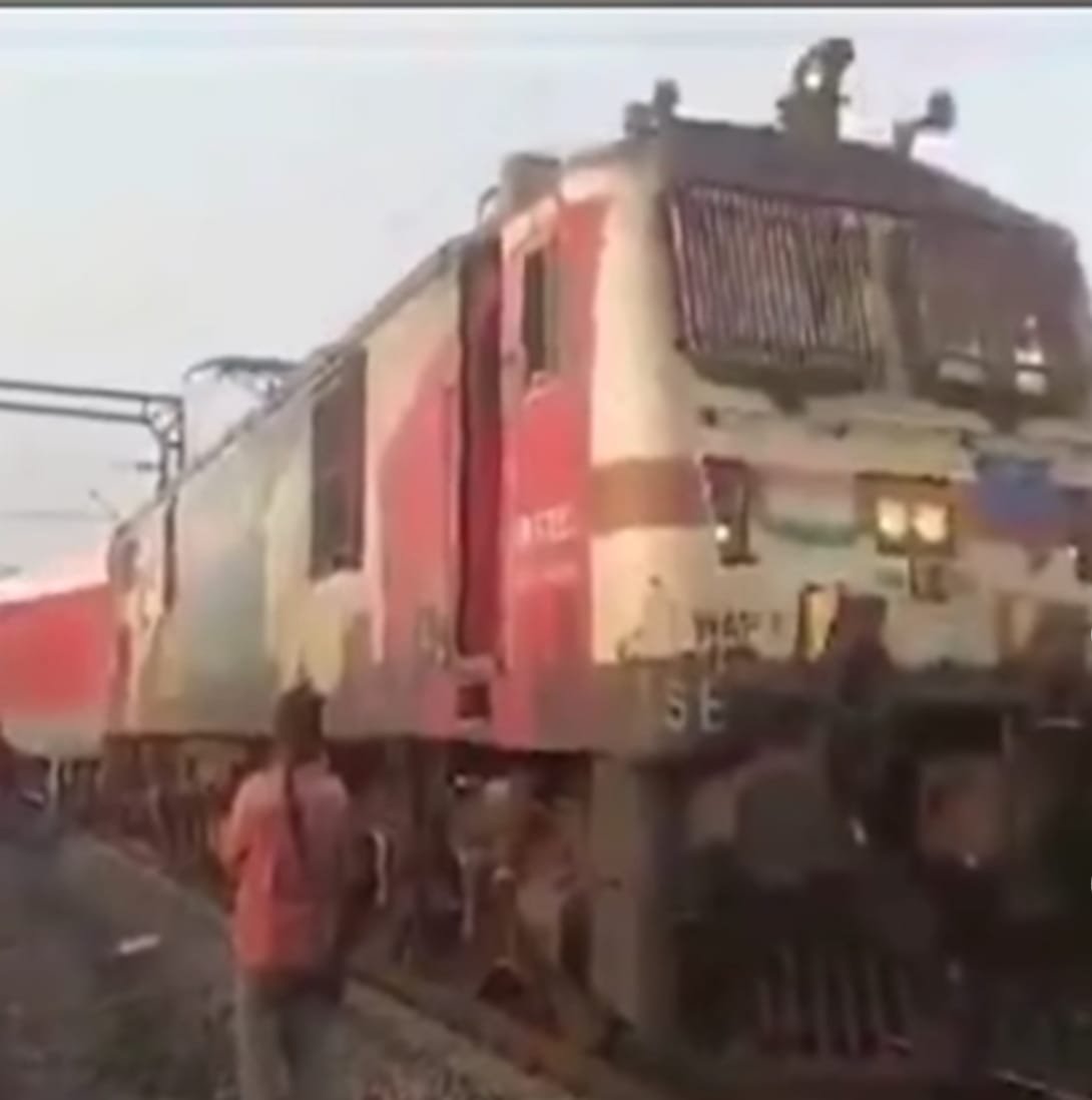 शालीमार सुपर फास्ट एक्सप्रेस पटरी से उतरी, बाल बाल बचे यात्री, टाटा नगर स्टेशन पर ही रोकी गई शालीमार सुपर फास्ट एक्सप्रेस पटरी से उतरी, बाल बाल बचे यात्री, टाटा नगर स्टेशन पर ही रोकी गई