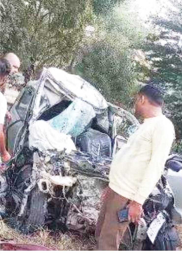 एक्सप्रेसवे पर भीषण सड़क हादसा : तेज रफ्तार कर खड़े ट्रक में जा घुसी हादसा, एक ही परिवार के 5 लोगों की मौत