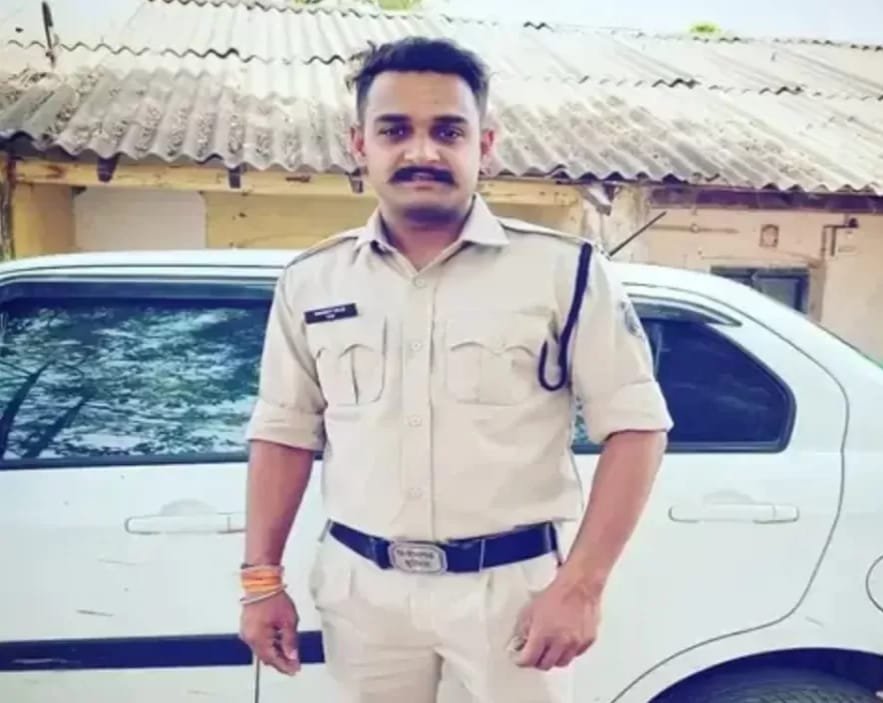 दुर्ग पुलिस का आरक्षक हूं… मारपीट करूंगा और मिल गया सस्पेंशन ऑर्डर, सीएसपी की रिपोर्ट पर पुलिस अधीक्षक दुर्ग ने की कार्यवाही