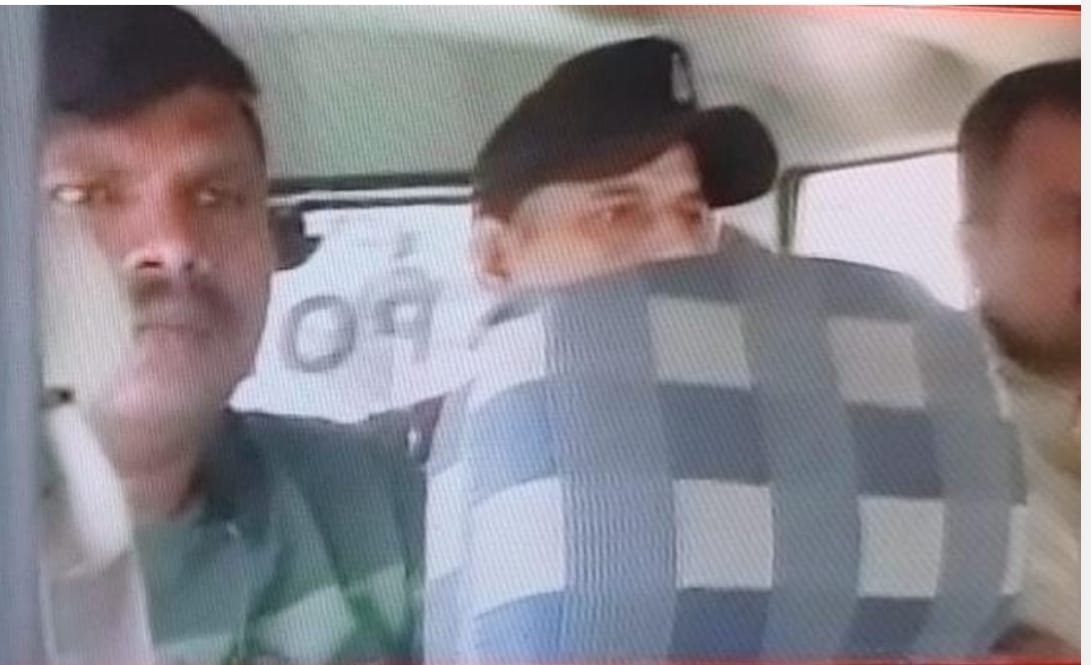 शाहरुख खान को धमकी देने वाला वकील गिरफ्तार, बांद्रा ले जाएगी मुंबई पुलिस शाहरुख खान को धमकी देने वाला वकील गिरफ्तार, बांद्रा ले जाएगी मुंबई पुलिस