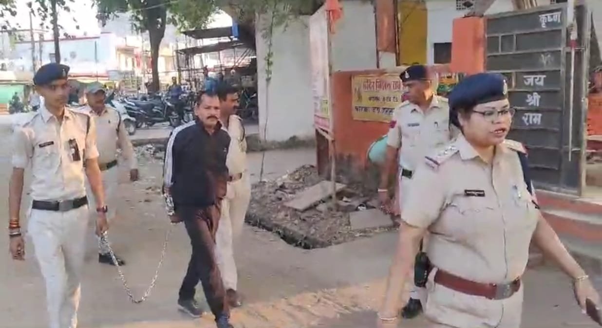दक्षिणेश्वर हनुमान मंदिर के पुजारी से आए दिन गाली-गलौज के आरोपी का जुलूस निकाला स्मृति नगर पुलिस ने दूसरा भी गिरफ्तार, भाजपाईयों ने कल रात किया था चौकी का घेराव
