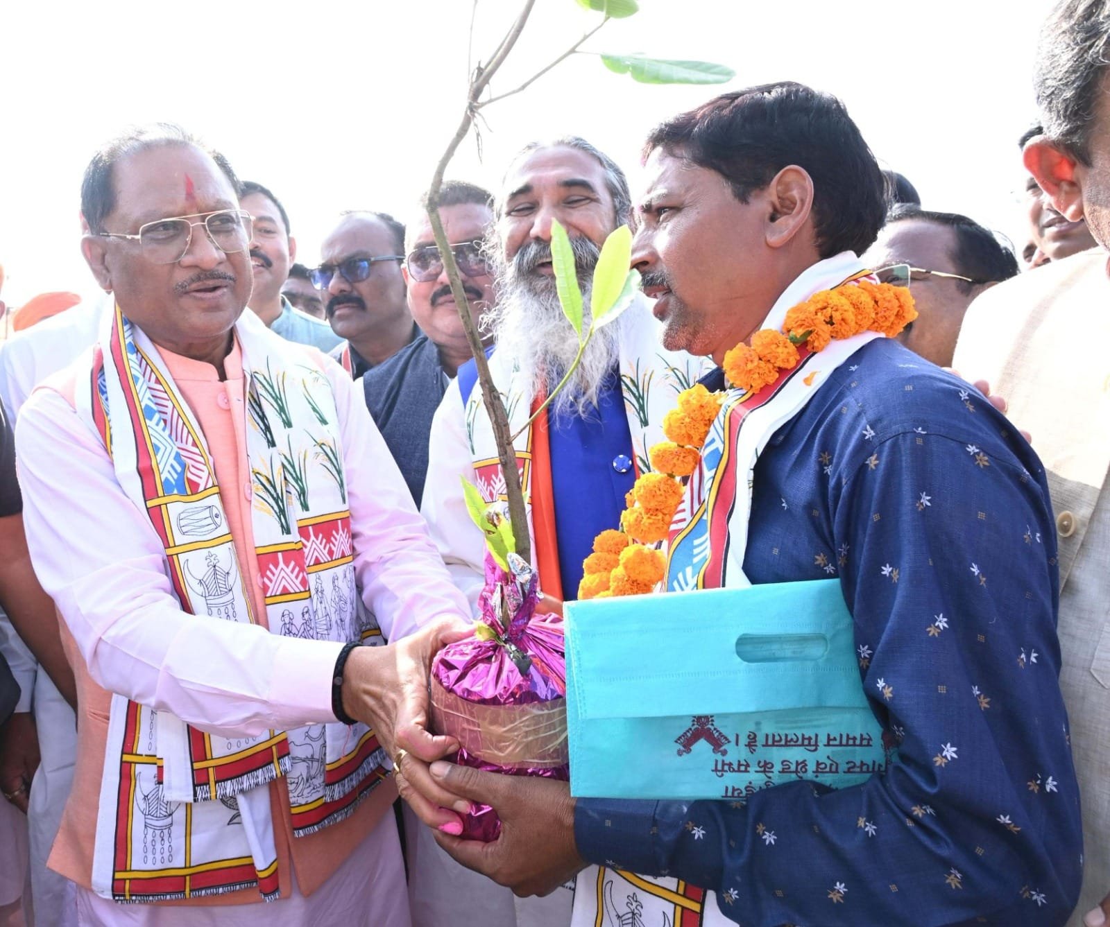 मुख्यमंत्री विष्णु देव साय ने प्रदेशव्यापी धान खरीदी महापर्व का किया शुभारंभ,सीएम की मौजूदगी में किसानों ने भांठागांव (बी) खरीदी केन्द्र में बेचा धान