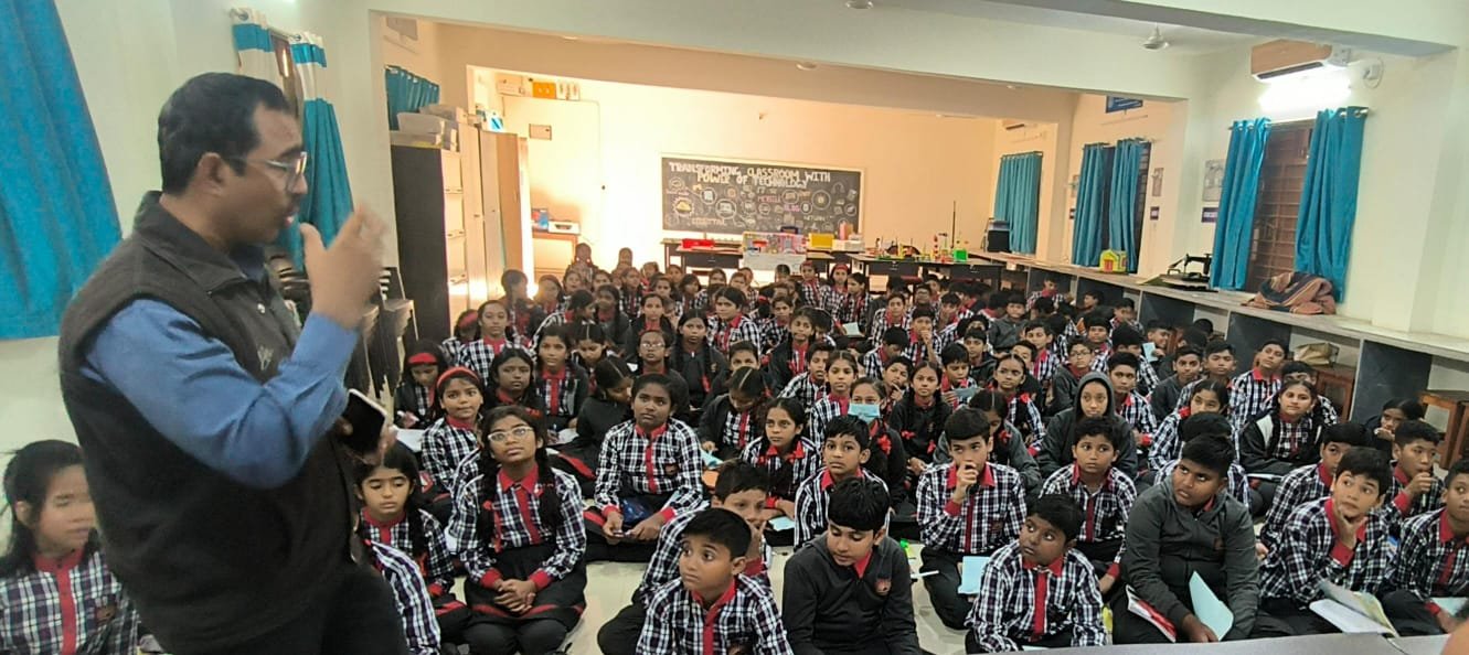 ढाई आखर के माध्यम से डाकविभाग सिखा रहा विद्यार्थियों को पत्र लेखन, राष्ट्रीय प्रतियोगिता में 14 दिसंबर तक स्टूडेंट्स ले सकेंगे हिस्सा