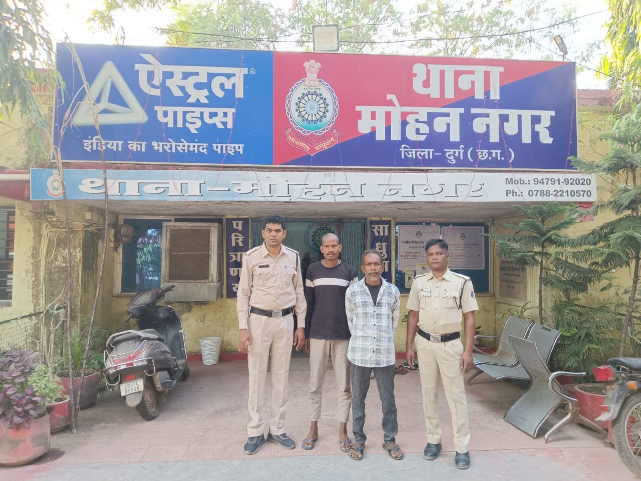 गांजा तस्कर हत्थे चढ़े मोहन नगर पुलिस के, 32 हजार रुपए का करीब 4 किलो गांजा जप्त, गांजा तस्कर हत्थे चढ़े मोहन नगर पुलिस के, 32 हजार रुपए का करीब 4 किलो गांजा जप्त,