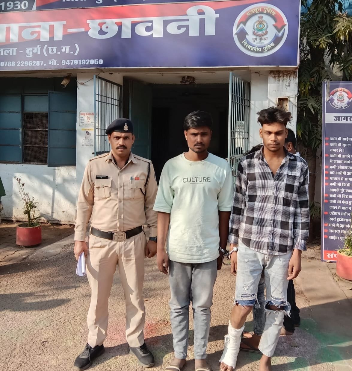 दो कटरबाजों को दौड़कर छावनी पुलिस द्वारा किया गिरफ्तार, फरार होने का प्रयास कर रहे एक आरोपी की टूटी टांग