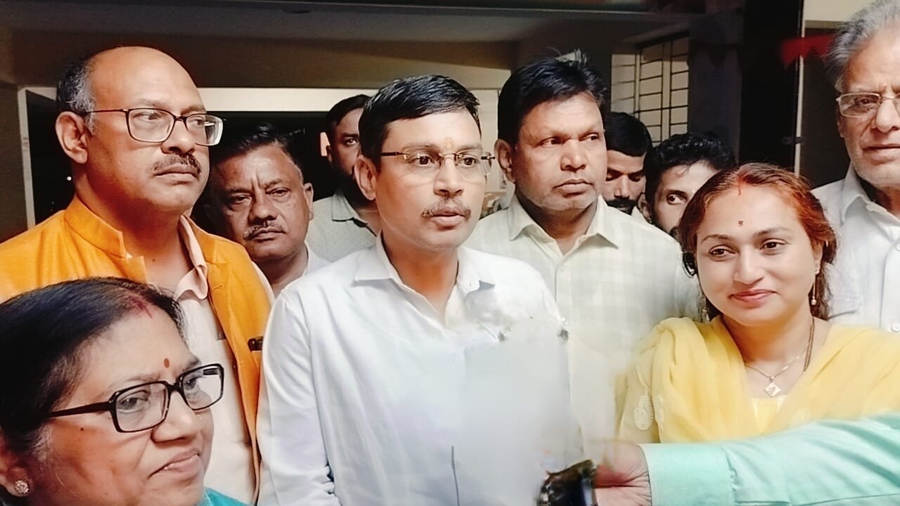 दुर्ग जिला भाजपा ने बनाया रिकॉर्ड : प्राथमिक सदस्यता अभियान, प्रदेश में अव्वल, जिला भाजपा कार्यालय में मनाई खुशियां, बांटी मिठाइयां दुर्ग जिला भाजपा ने बनाया रिकॉर्ड : प्राथमिक सदस्यता अभियान, प्रदेश में अव्वल, जिला भाजपा कार्यालय में मनाई खुशियां, बांटी मिठाइयां