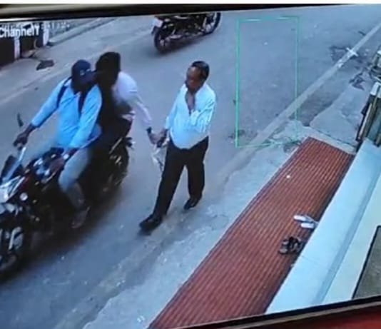 ITI के ज्वाइंट डायरेक्टर से दिनदहाड़े 3.5 लाख की लूट, दो बाईक सवार सीसीटीवी में कैद, चप्पा चप्पा छान रही छत्तीसगढ़ पुलिस ITI के ज्वाइंट डायरेक्टर से दिनदहाड़े 3.5 लाख की लूट, दो बाईक सवार सीसीटीवी में कैद, चप्पा चप्पा छान रही छत्तीसगढ़ पुलिस