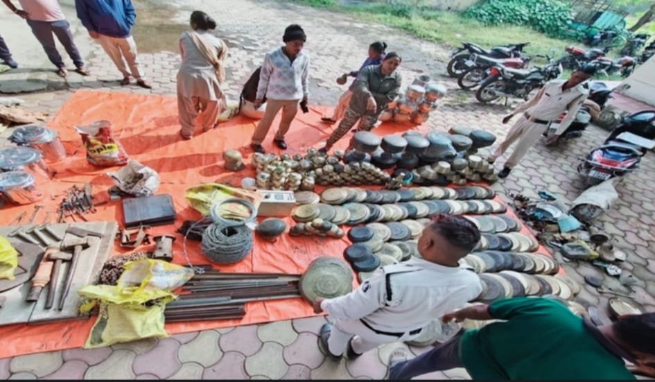 SP शशि मोहन सिंह Action मोड पर, कबाड़ी महिला के ठिकाने पर छापेमारी, 22 लाख 30 हजार कैश देख अवाक रह गई पुलिस टीम, 5 लाख का महंगा कबाड़ भी जब्त SP शशि मोहन सिंह Action मोड पर, कबाड़ी महिला के ठिकाने पर छापेमारी, 22 लाख 30 हजार कैश देख अवाक रह गई पुलिस टीम, 5 लाख का महंगा कबाड़ भी जब्त