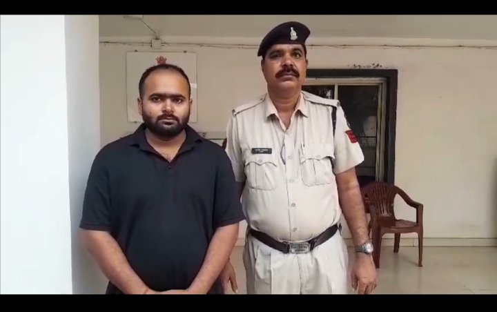 एनकाउंटर में मारा गया अमित जोश का चौथा सहयोगी को 1000 किलोमीटर दूर से पकड़ कर लाई दुर्ग पुलिस, अन्य सहयोगियों की पहचान के किया जा रहे हैं प्रयास एनकाउंटर में मारा गया अमित जोश का चौथा सहयोगी को 1000 किलोमीटर दूर से पकड़ कर लाई दुर्ग पुलिस, अन्य सहयोगियों की पहचान के किया जा रहे हैं प्रयास