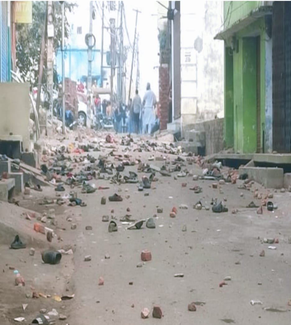 अदालत के आदेश पर जामा मस्जिद में सर्वे के लिए पहुंची पुलिस टीम पर पथराव और फायरिंग, कलेक्टर एसपी मौके पर, भीड़ पर छोड़े आंसू गैस के गोले