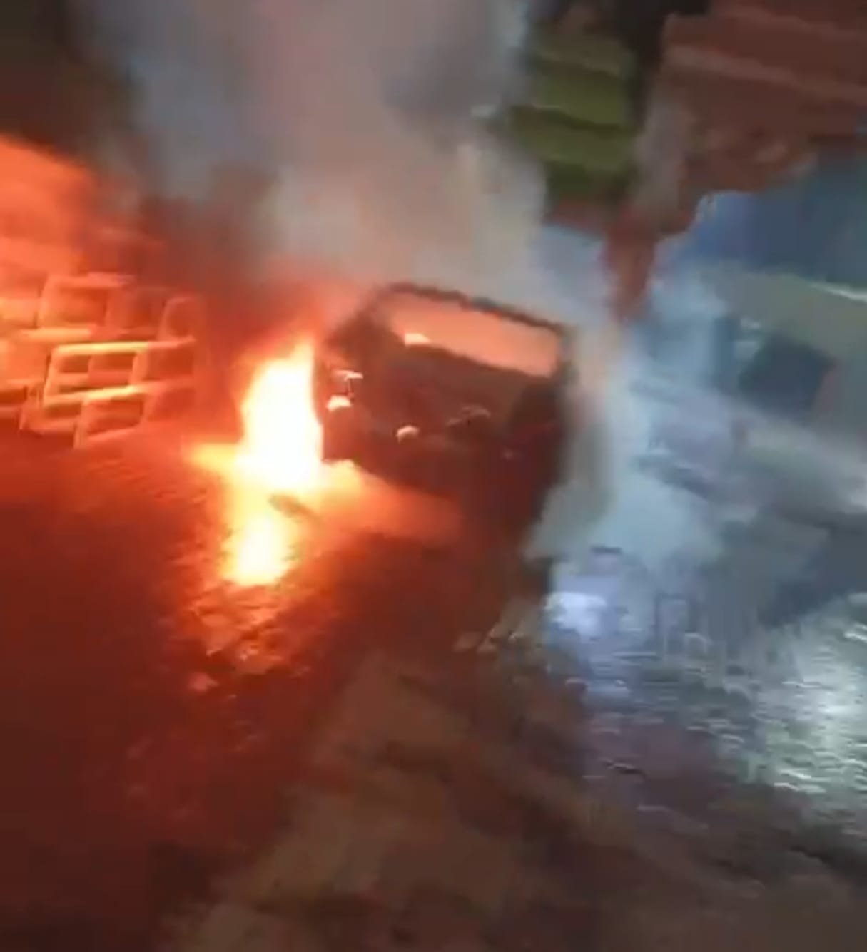 भिलाई के राधा कृष्ण मंदिर परिसर में खड़ी कार से उठने लगी अचानक आग की लपटे, फायर टीम ने पहुंचकर आग को बुझाया