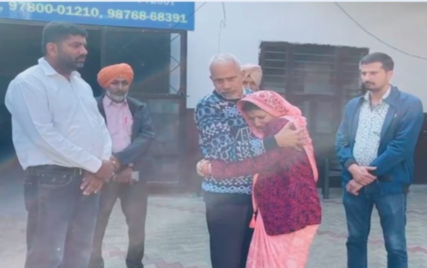 सोशल मीडिया की बदौलत एक बेटी को 14 साल बाद मिले लापता हुए पिता, “एक आस” NGO का जताया आभार, भावुक बेटी ने कहा “पिता का साया सर पर होना बहुत जरूरी”