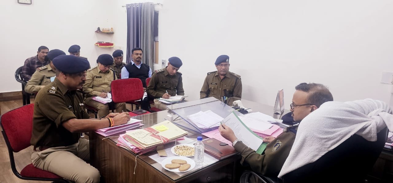 IG दुर्ग अचानक पहुंचे CSP ऑफिस भिलाई नगर, दस्तावेजों का किया निरीक्षण, गुंडा बदमाशों के खिलाफ कड़ी कार्रवाई के दिए निर्देश, भ्रष्ट पुलिस कर्मियों पर रखे नजर IG दुर्ग अचानक पहुंचे CSP ऑफिस भिलाई नगर, दस्तावेजों का किया निरीक्षण, गुंडा बदमाशों के खिलाफ कड़ी कार्रवाई के दिए निर्देश, भ्रष्ट पुलिस कर्मियों पर रखे नजर