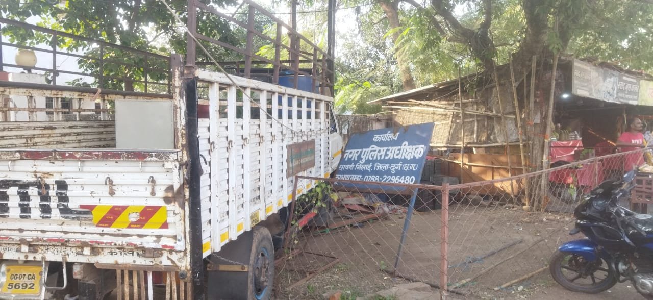 अभी-अभी : अनियंत्रित मिनी ट्रक जा घुसा सीएसपी ऑफिस में, बोर्ड टूटा,चार दिवारी हुई क्षतिग्रस्त, तीन छात्राएं, एक फेरीवाला घायल