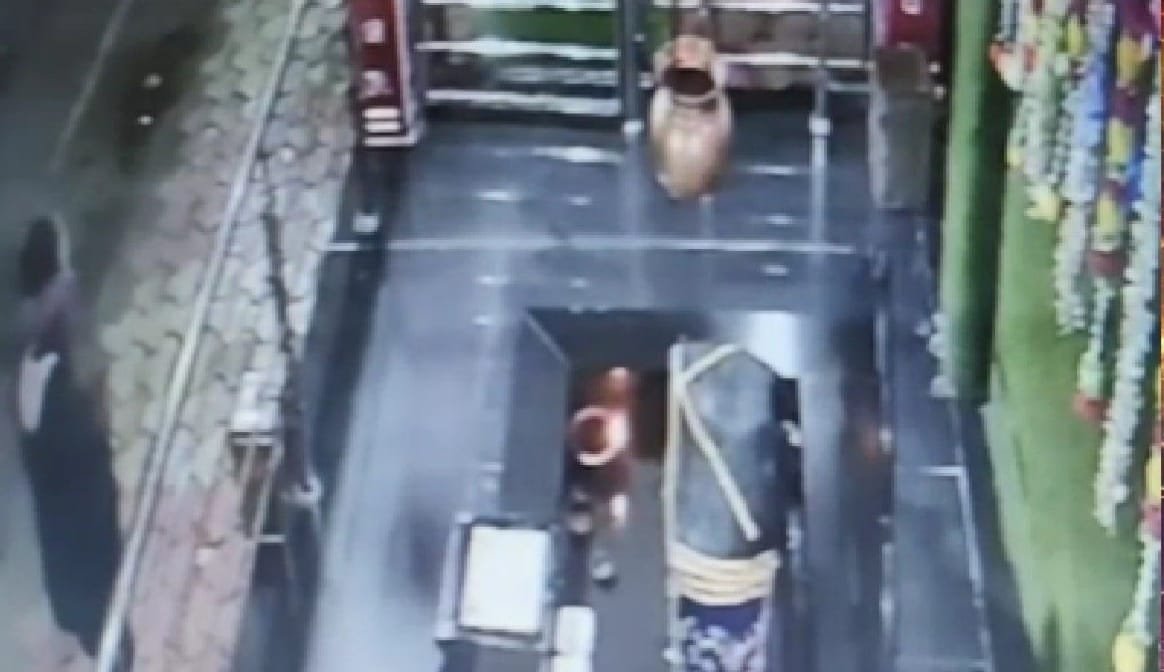 Ohh..my…God…पहले शनि देव से माफी मांगी, फिर दान पेटी तोड़कर चुराया रूपया, CCTV में कैद हुई वारदात