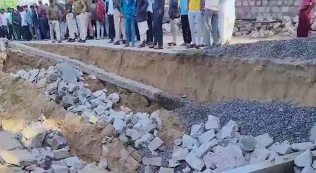 स्कूल की निर्माणाधीन दीवार भरभराकर गिरी, दबकर 3 मजदूरों की दर्दनाक मौत, एक गंभीर, मामला राजकीय विद्यालय का