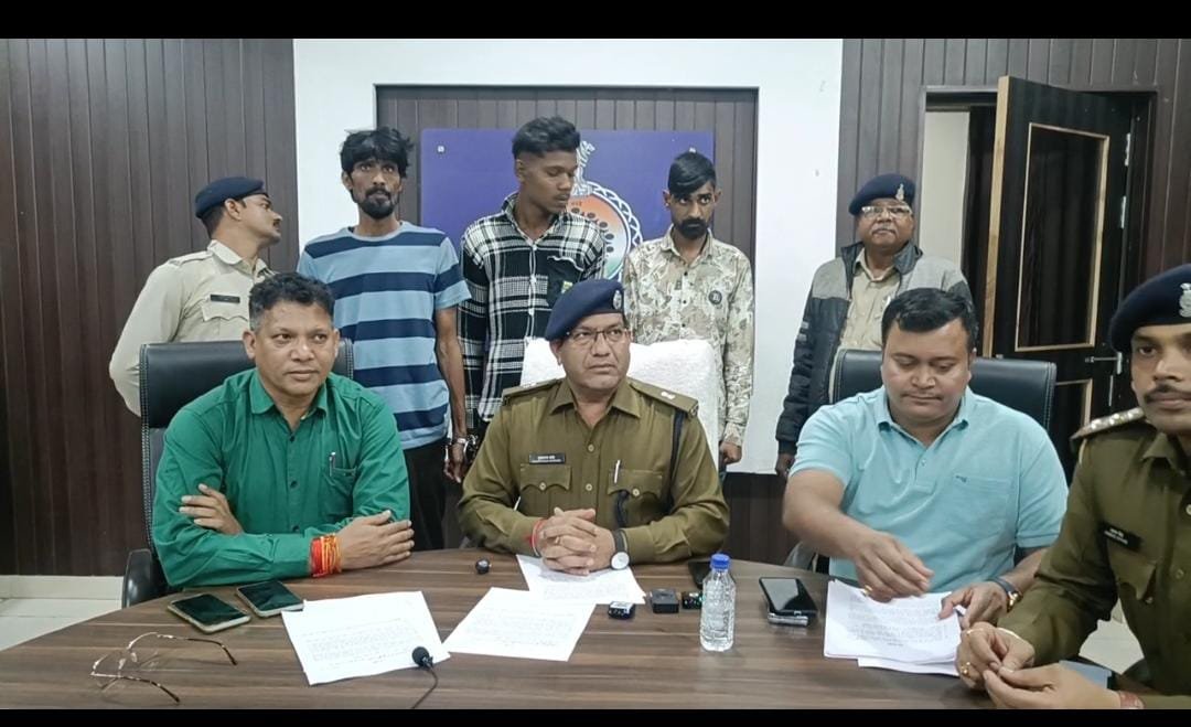 खुर्सीपार में दिनदहाड़े खंजर टिकाकर लूट की घटना को दिया था अंजाम, क्यूआर कोड से ₹20000 प्राप्त किया पीड़ित की माँ से, तीन आरोपी गिरफ्तार