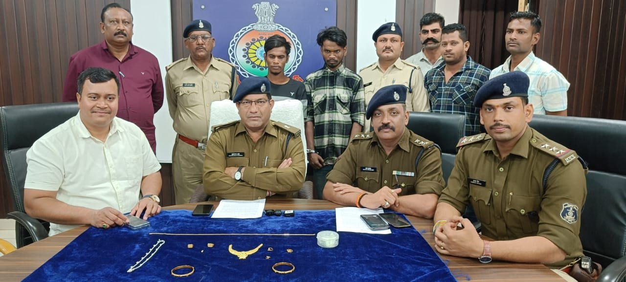 1 साल पूर्व बड़ी चोरी करना स्वीकार किया ई रिक्शा चोर ने, दोनों आरोपियों वाहन सहित स्वर्ण आभूषण कीमती साढ़े 7 लाख रुपए का मशरूका किया जप्त 1 साल पूर्व बड़ी चोरी करना स्वीकार किया ई रिक्शा चोर ने, दोनों आरोपियों वाहन सहित स्वर्ण आभूषण कीमती साढ़े 7 लाख रुपए का मशरूका किया जप्त