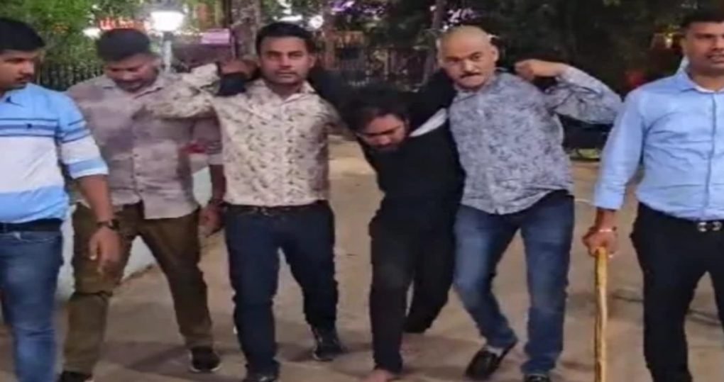 सेंट्रल जेल के बाहर आदतन अपराधी पर फायरिंग करने के दो आरोपी दुर्ग-रायपुर सीमा से धरे गए, शहर से भागने की फिराक में थे दोनों आरोपी