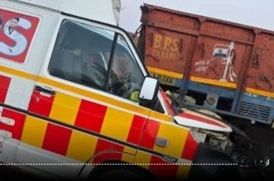 मरीज लेकर जा रही एंबुलेंस खड़े ट्रक में जा घुसी, डॉक्टर सहित 2 की मौत, 6 घायल 🛑 छत्तीसगढ़ में दर्दनाक हादसा मरीज लेकर जा रही एंबुलेंस खड़े ट्रक में जा घुसी, डॉक्टर सहित 2 की मौत, 6 घायल 🛑 छत्तीसगढ़ में दर्दनाक हादसा
