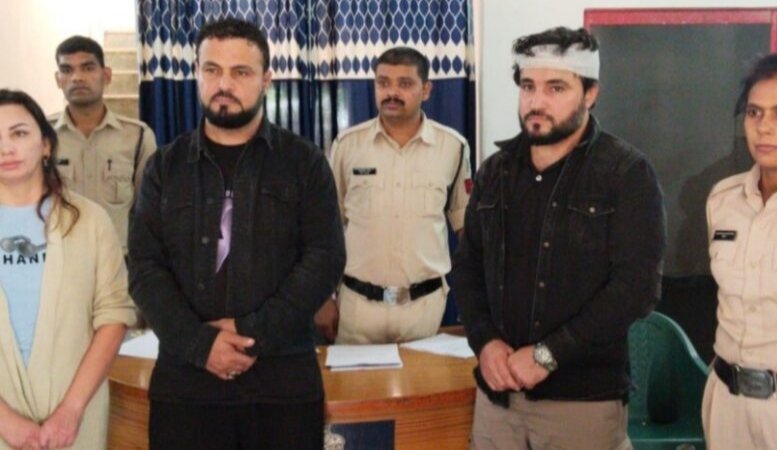 पुलिस की नाकाबंदी तोड़कर भागे विदेशी नागरिक, हत्या का प्रयास और शासकीय कार्य में बाधा डालने का मामला दर्ज