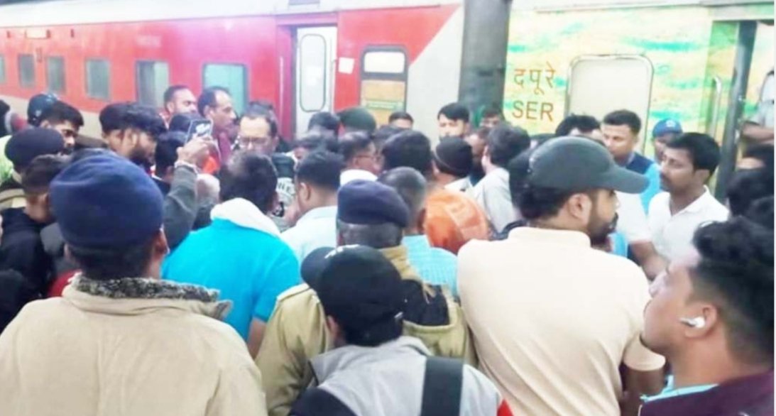 बासी भोजन परोसने पर : चेन पुलिंग कर रोकी गई दुरंतो, यात्रियों ने 2 घंटे तक किया प्रदर्शन, 1400 यात्रियों को परोसा गया था खाना, 10 फूड प्वाइजनिंग के शिकार बासी भोजन परोसने पर : चेन पुलिंग कर रोकी गई दुरंतो, यात्रियों ने 2 घंटे तक किया प्रदर्शन, 1400 यात्रियों को परोसा गया था खाना, 10 फूड प्वाइजनिंग के शिकार