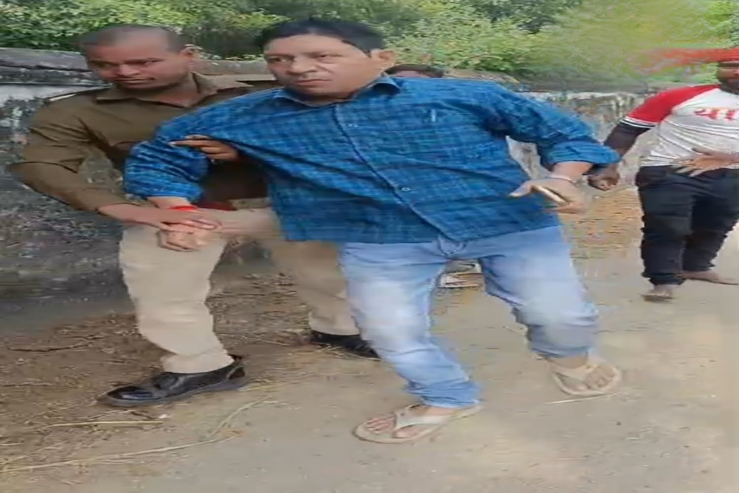 स्कूल में नागिन डांस करने लगे टीचर्स, बच्चों ने कहा – गजब…सर❗आंटी ने बुला ही ली पुलिस, शराबी टीचर्स को गिरफ्तार कर भेजा जेल