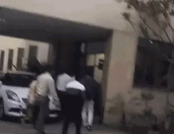 सेंट्रल जीएसटी के दो अफसरों को रिश्वत लेते हुए सीबीआई (CBI) ने रंगे हाथों दबोचा, कारोबारी को धमका, कर रहे थे वसूली