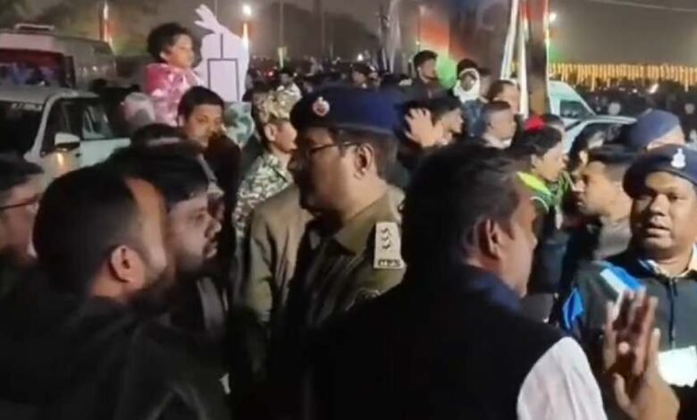 सीएम के कार्यक्रम के दौरान केंद्रीय मंत्री के निजी सचिव और पुलिस के बीच धक्का-मुक्की, भाजपा कार्यकर्ताओं ने किया हंगामा सीएम के कार्यक्रम के दौरान केंद्रीय मंत्री के निजी सचिव और पुलिस के बीच धक्का-मुक्की, भाजपा कार्यकर्ताओं ने किया हंगामा
