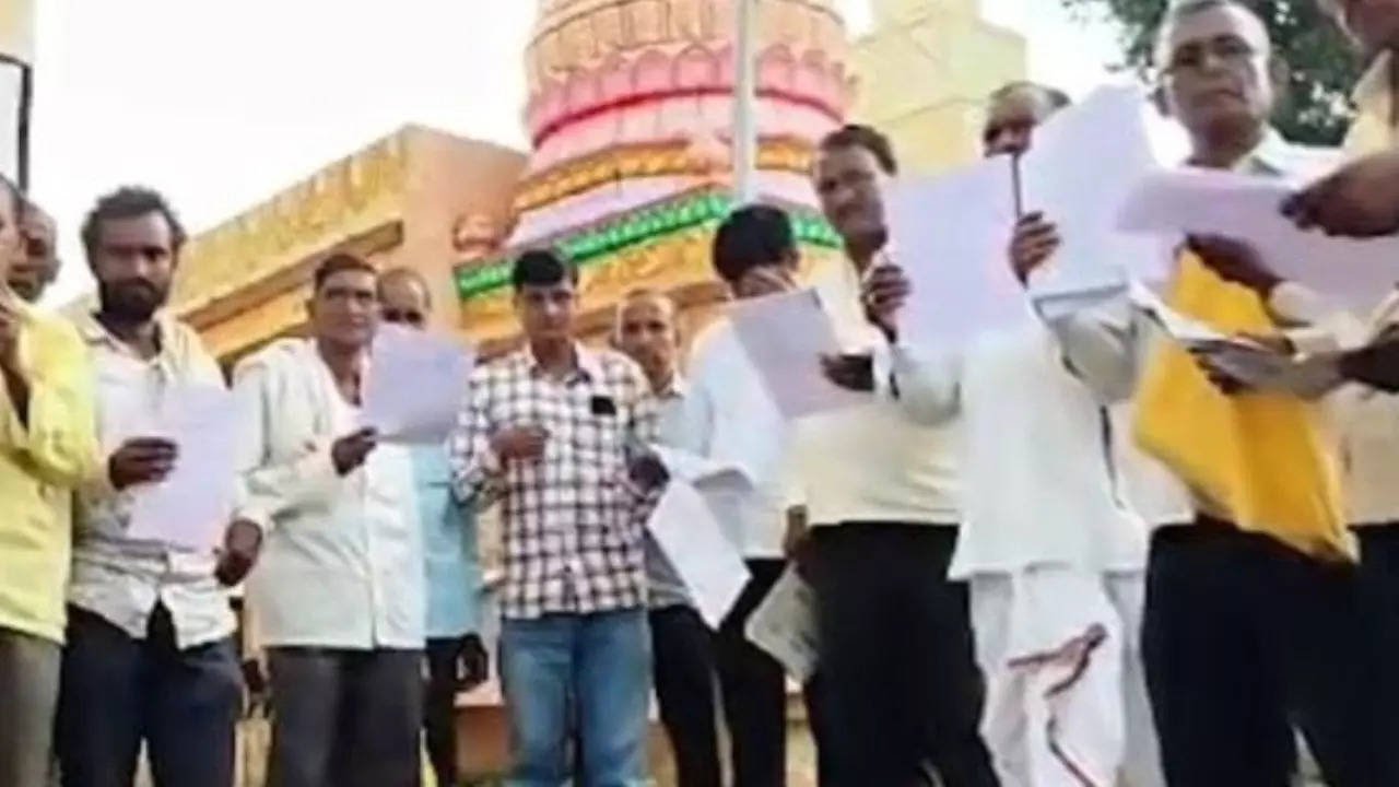 राज्य वक्फ बोर्ड ने 300 एकड़ जमीन पर किया दावा, नोटिस मिलने के बाद किसानों की हालत खराब, सौ से ज्यादा कृषकों को मिला नोटिस, कहा – “पीढ़ियों से जिस जमीन पर खेती कर रहे उस पर वक्फ बोर्ड की नजर” राज्य वक्फ बोर्ड ने 300 एकड़ जमीन पर किया दावा, नोटिस मिलने के बाद किसानों की हालत खराब, सौ से ज्यादा कृषकों को मिला नोटिस, कहा – “पीढ़ियों से जिस जमीन पर खेती कर रहे उस पर वक्फ बोर्ड की नजर”