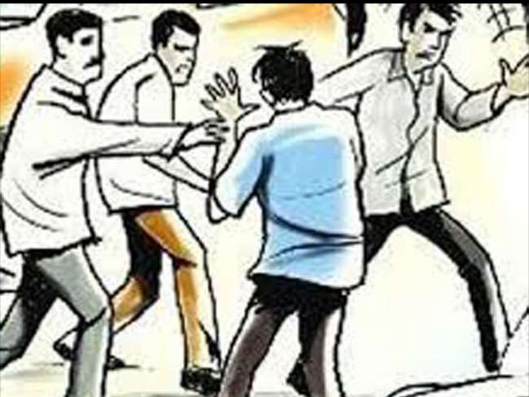 महिला मित्र को बात करने से रोकते हो, भिलाई में तीन ने मिल कर युवक को पीटा, जुर्म दर्ज महिला मित्र को बात करने से रोकते हो, भिलाई में तीन ने मिल कर युवक को पीटा, जुर्म दर्ज