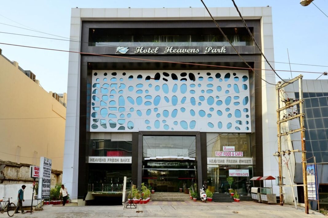 शहर के चर्चित होटल में अवैध शराब बेचने पर बार लायसेंस रद्द, अब जुआ पकड़ाया