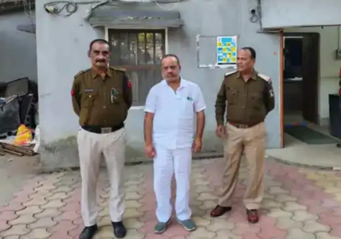 OMG…..एक teacher के खिलाफ 19 छात्राओं ने की शिकायत, कहा – “Bad Touch और अश्लील बातें करते हैं” 🛑 हेड मास्टर भी हुए Suspend, BEO ने दर्ज कराई FIR, मामला छत्तीसगढ़ के इस जिले का