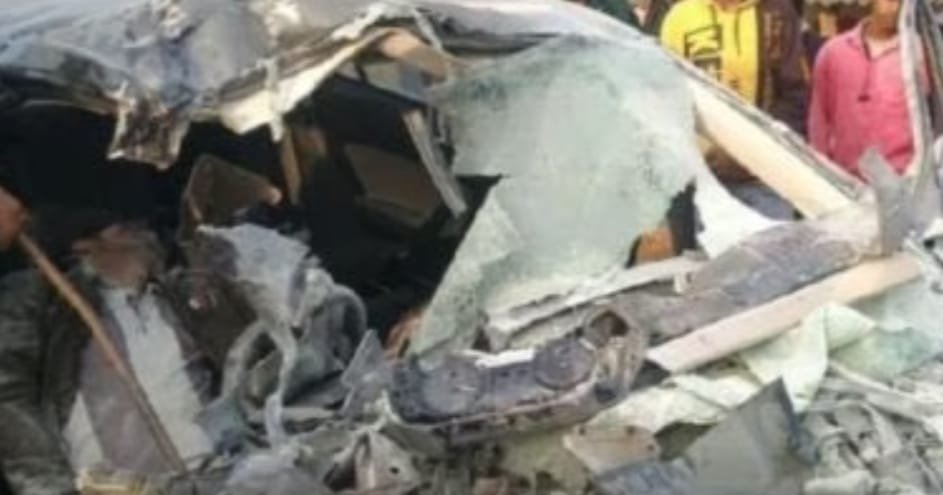 रायपुर-अंबिकापुर नेशनल हाईवे पर भीषड़ सड़क हादसा, 4 लोगों की मौत, एक गंभीर पहुंचाया गया अस्पताल रायपुर-अंबिकापुर नेशनल हाईवे पर भीषड़ सड़क हादसा, 4 लोगों की मौत, एक गंभीर पहुंचाया गया अस्पताल