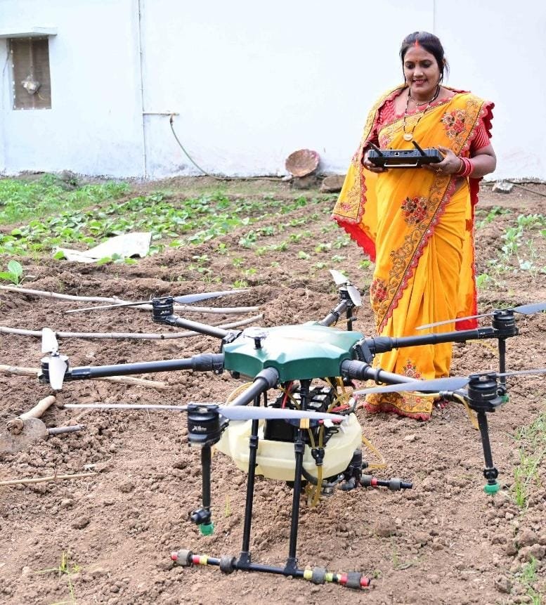 सफलता की कहानी तकनीक की उड़ान से ड्रोन दीदी चंद्रकली वर्मा ने खरीफ और रबी सीजन में कमाये दो लाख रुपए, बिटिया को बना रहीं आईटी इंजीनियर सफलता की कहानी तकनीक की उड़ान से ड्रोन दीदी चंद्रकली वर्मा ने खरीफ और रबी सीजन में कमाये दो लाख रुपए, बिटिया को बना रहीं आईटी इंजीनियर