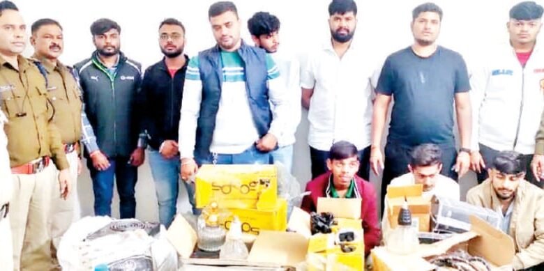 CG ख़बर : अवैध हुक्का बार पर छापेमारी, एक नाबालिग सहित 11 गिरफ्तार, भारी मात्रा में हुक्का एवं सामग्री जप्त