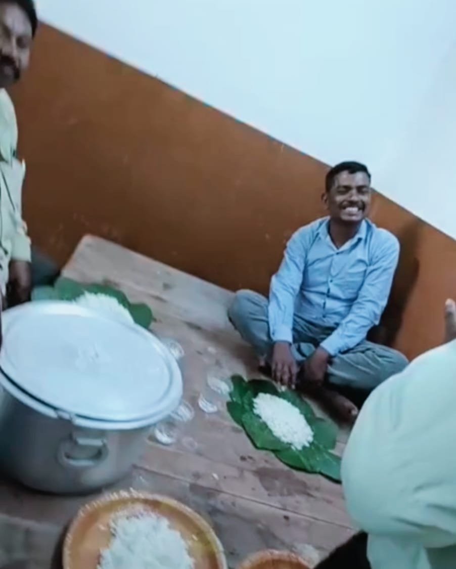 दुर्ग जिला के पब्लिक हेल्थ सेंटर को बंद कर स्टाफ करता रहा चिकन पार्टी, बाहर मसालों की खुश्बू के बीच मरीज करते रहे इंतजार, सीएचएमओ ने कहा – जांच कर रहे सख्त कार्रवाई होगी