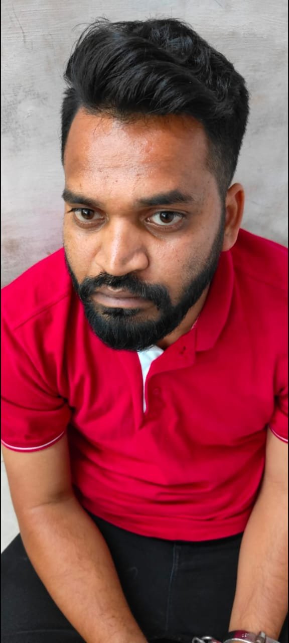 महंगे कपड़े और ब्रांडेड जूते के शौक ने बना दिया नशीले सिरफ़ का तस्कर, आरोपी सौरभ कामड़े चढ़ा दुर्ग पुलिस के हत्थे महंगे कपड़े और ब्रांडेड जूते के शौक ने बना दिया नशीले सिरफ़ का तस्कर, आरोपी सौरभ कामड़े चढ़ा दुर्ग पुलिस के हत्थे