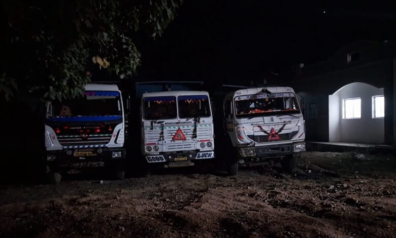 अवैध रेत उत्खनन के विरुद्ध राजस्व विभाग ने की बड़ी कार्रवाई, 11 हाइवा और 4 ट्रैक्टर जप्त..
