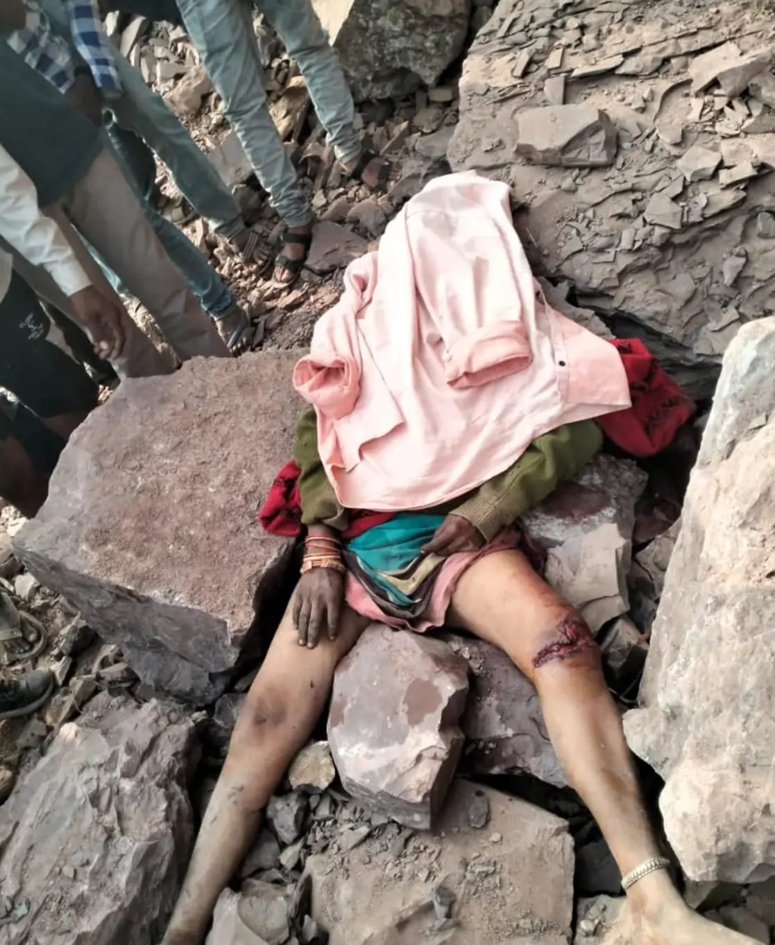 उतई के अचानकपुर की महिला दुर्ग पत्थर खदान में संदिग्ध रूप से मृत मिली, शरीर पर कई जगह चोट के निशान, जांच में जुटी दुर्ग पुलिस