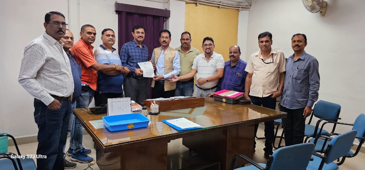 टाउनशिप के सभी क्वार्टर में लगाया जाए टाइल्स, दुर्घटनाएं रोकने चौक चौराहा में लगे रेडियम इंटक ने प्रबंधन के समक्ष रखी मांग टाउनशिप के सभी क्वार्टर में लगाया जाए टाइल्स, दुर्घटनाएं रोकने चौक चौराहा में लगे रेडियम इंटक ने प्रबंधन के समक्ष रखी मांग