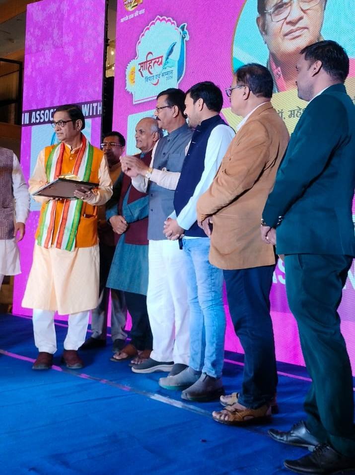 समग्र साहित्य साधना हेतु सम्मानित किए गए आचार्य महेश चंद्र शर्मा